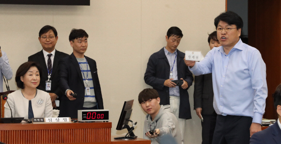 심상정 위원장에게 항의하는 장제원 간사