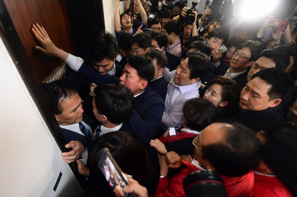 자유한국당 의원과 당직자들이 29일 오후 국회 사개특위 회의가 문화체육관광위원회 회의실에서 개의하려 하자 문 앞에 모여 항의하고 있다. 2019.4.29 정연호 기자 tpgod@seoul.co.kr