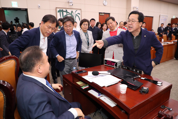 29일 오후 서울 여의도 국회 내 문화체육관광부 회의장에서 열린 사법개혁특별위원회에 자유한국당 의원들이 이상민 위원장에게 항의하고 있다. 2019.4.29 정연호 기자 tpgod@seoul.co.kr