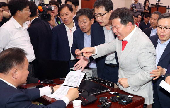 29일 오후 서울 여의도 국회 문체위 회의실에서 열린 검찰개혁법의 패스트트랙(신속처리안건) 처리를 위한 회의에서 자유한국당의 의원들이 발언을 주지 않는것에 대해 이상민 위원장에게 항의하고 있다.2019.4.29 정연호 기자 tpgod@seoul.co.kr