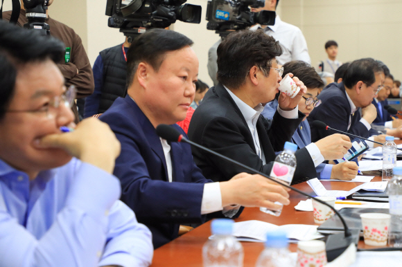 자유한국당 의원들이 29일 서울 여의도 국회에서 열린 정치개혁특별위원회에서 물을 마시고 있다. 2019.4.29 정연호 기자 tpgod@seoul.co.kr