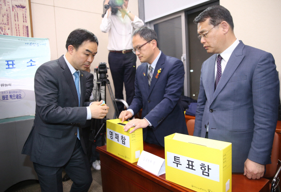 29일 오후 서울 여의도 국회 내 문화체육관광부 회의장에서 열린 사법개혁특별위원회에 바른미래당 채이배 의원이 투표를 하고 있다.2019.4.29 정연호 기자 tpgod@seoul.co.kr