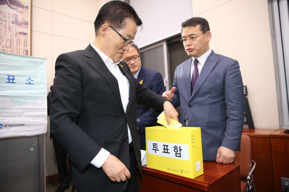 29일 오후 서울 여의도 국회 내 문화체육관광부 회의장에서 열린 사법개혁특별위원회에 민주평화당 박지원 의원이 투표하고 있다. 2019.4.29 정연호 기자 tpgod@seoul.co.kr