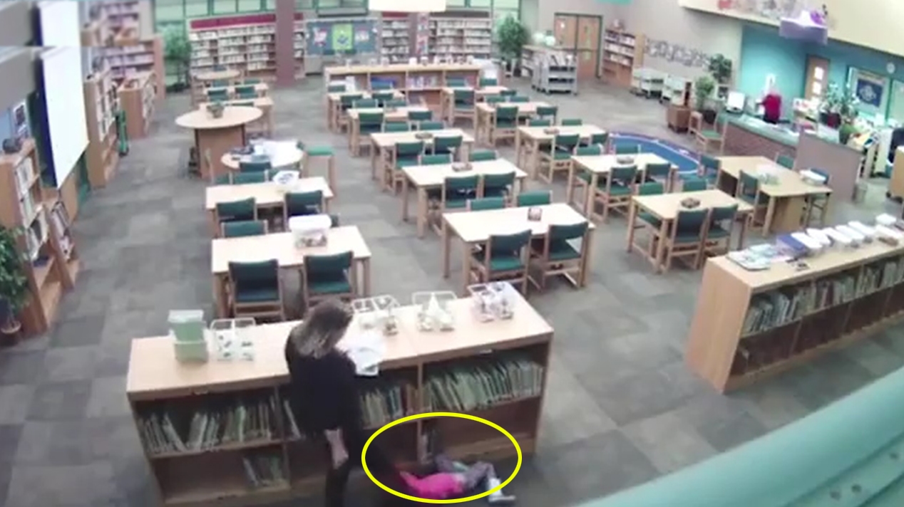 미국 캔자스의 크리스탈 스미스란 이름의 초등학교 교사가 도서관 수업 시간이 끝난 후, 5살 유치원생을 발로 차고 위협적 행동을 하는 충격적인 모습(유튜브 영상 캡처)