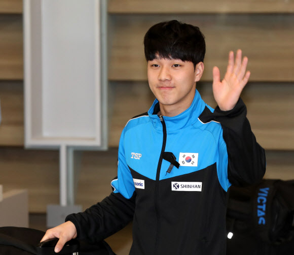 안재현, 손 흔들며 귀국