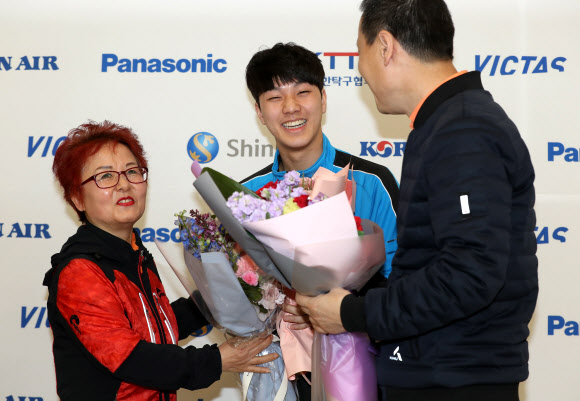 꽃다발 받는 안재현