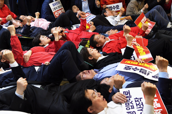 자유한국당 의원들이 30일 새벽 국회 정치개혁특별위원회가 끝나고 정의당 의원들이 지나가지 못하게 누워서 길을 막고 있다. 2019.4.30 정연호 기자 tpgod@seoul.co.kr