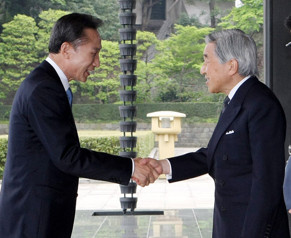 이명박 전 대통령과 아키히토 일왕