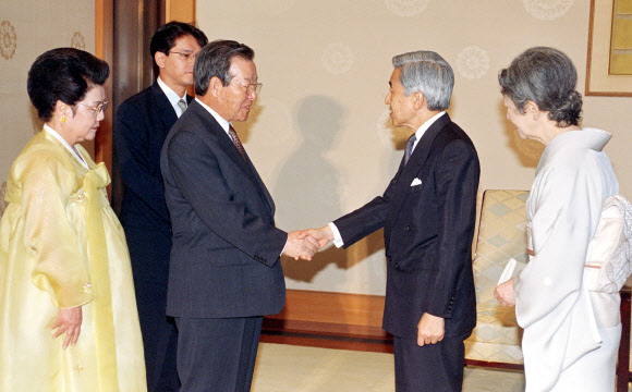 김종필 전 총리와 악수하는 아키히토 일왕