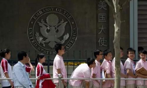 비자를 받기 위해 중국 베이징 미국대사관 앞에서 줄을 서 있는 중국 학생들. 출처: 바이두