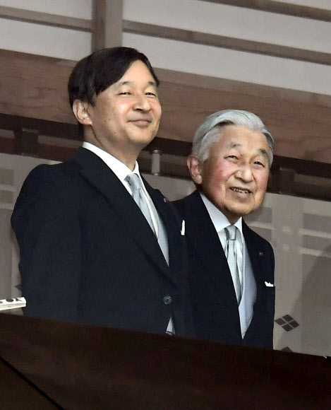 나루히토 새 일왕(왼쪽)과 아키히토 전 일왕. AP 연합뉴스