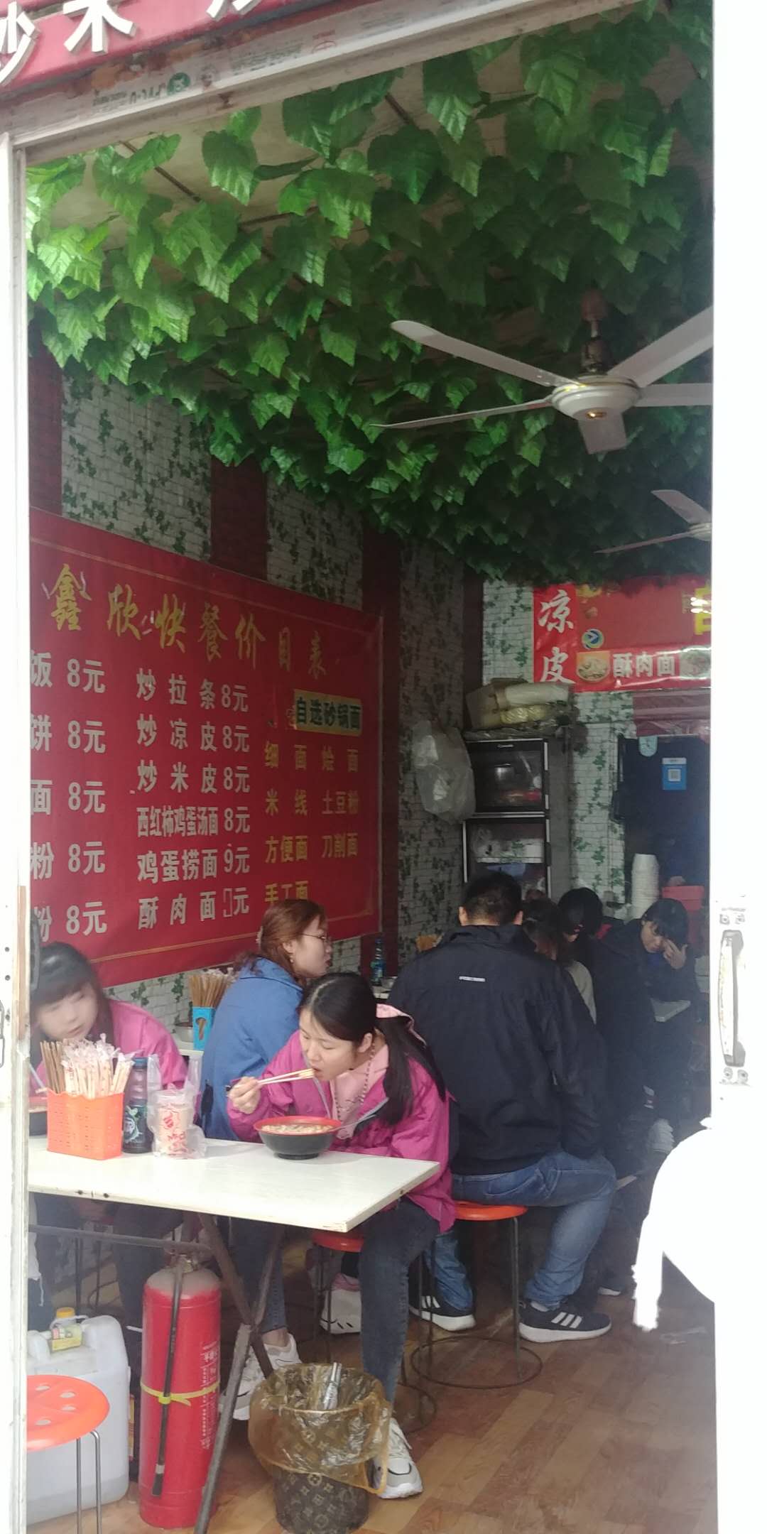 중국의 대표적인 농민공 일터인 정저우 폭스콘의 아이폰 제조 공장에서 이주노동자들이 국수로 점심을 먹고 있다.