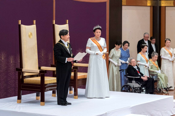 나루히토(왼쪽) 새 일왕이 1일 도쿄 고쿄(일왕의 거처) 내 영빈관인 마쓰노마에서 열린 즉위 의식에서 마사코(왼쪽 두 번째) 왕비가 지켜보는 가운데 “세계 평화를 간절히 희망한다”는 내용의 ‘즉위의 변’을 밝히고 있다. 도쿄 AFP 연합뉴스