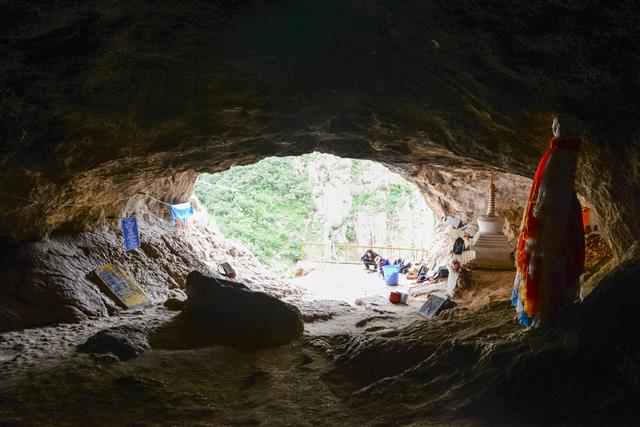 이번에 고산 데니소바인이 발굴된 지역은 남동쪽 방향으로 입구가 난 동굴로 현지에서는 불교 신자들이 많이 찾는 동굴이자 유명 관광지이다. 독일 막스플랑크 진화인류학연구소·중국 란저우대·네이처 제공