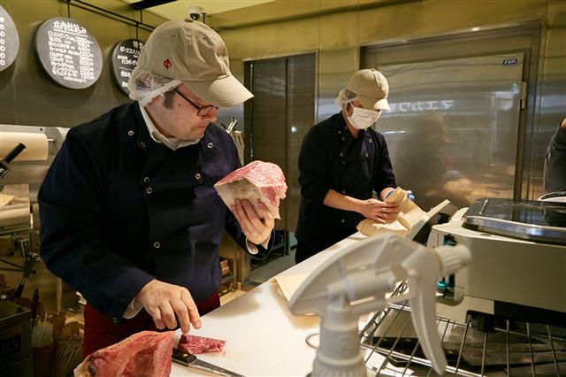 낮에는 정육점, 밤에는 레스토랑에서 자신의 고기를 소비자에게 다양한 방식으로 선보이는 가토 겐이치.