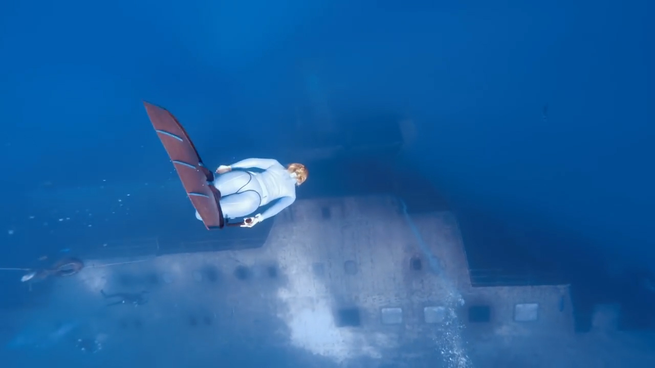 산소통 없이 물 속에서 6분 이상을 견딜 수 있는 조지나 밀러란 여성의 프리다이빙 모습(유튜브 영상 캡처)