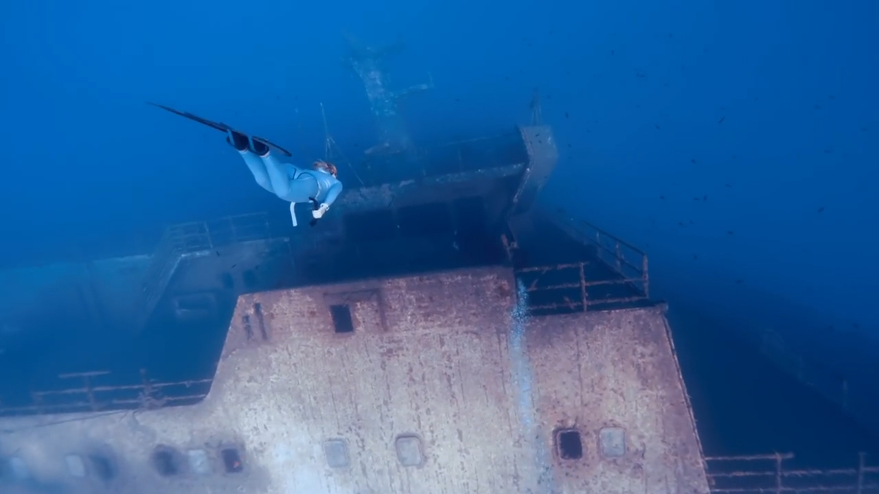 산소통 없이 물 속에서 6분 이상을 견딜 수 있는 조지나 밀러란 여성의 프리다이빙 모습(유튜브 영상 캡처)