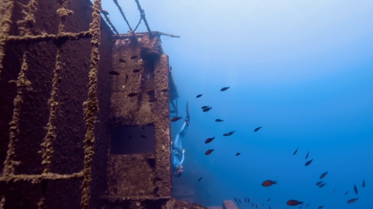 산소통 없이 물 속에서 6분 이상을 견딜 수 있는 조지나 밀러란 여성의 프리다이빙 모습(유튜브 영상 캡처)