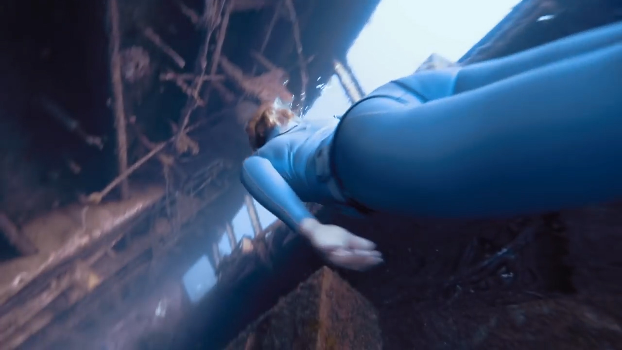 산소통 없이 물 속에서 6분 이상을 견딜 수 있는 조지나 밀러란 여성의 프리다이빙 모습(유튜브 영상 캡처)