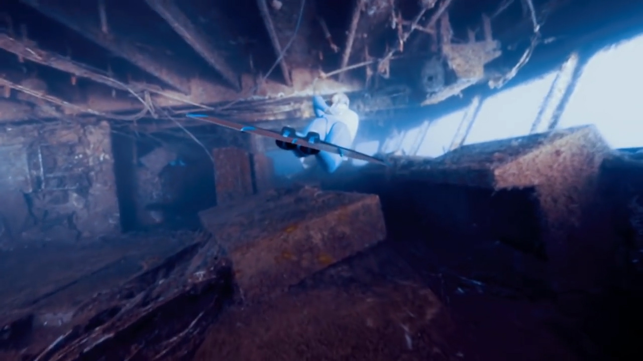 산소통 없이 물 속에서 6분 이상을 견딜 수 있는 조지나 밀러란 여성의 프리다이빙 모습(유튜브 영상 캡처)