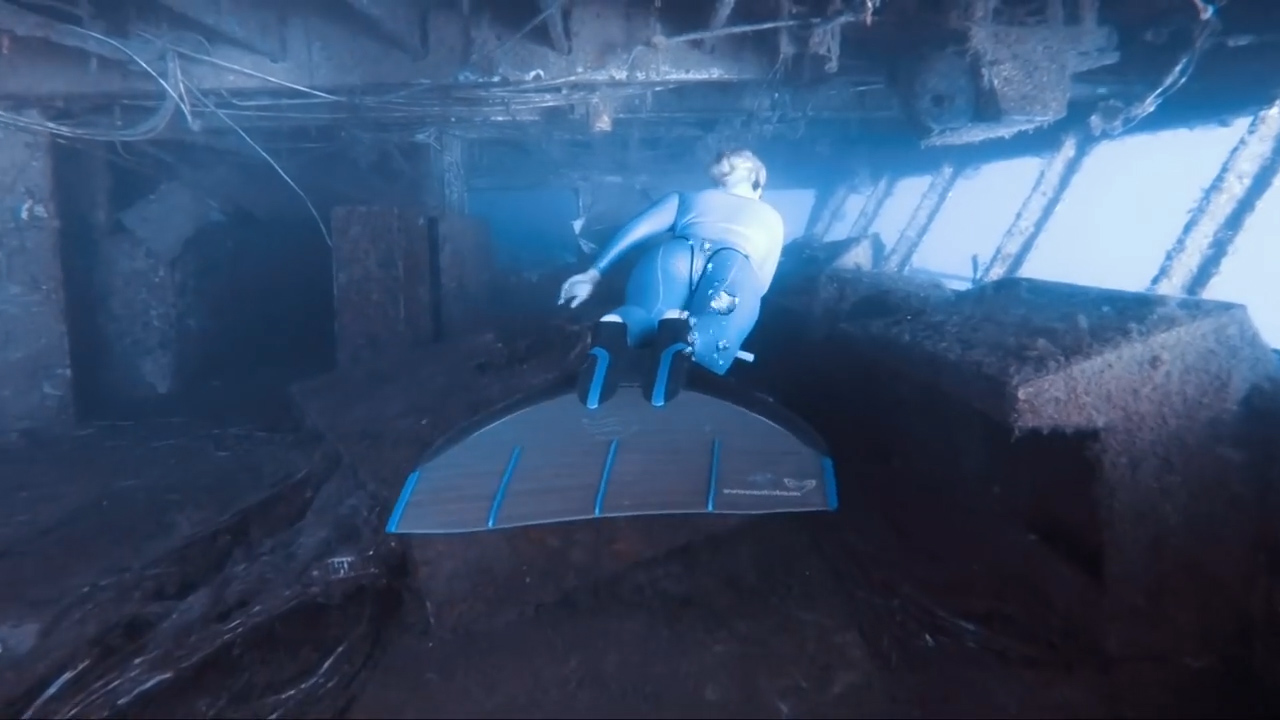 산소통 없이 물 속에서 6분 이상을 견딜 수 있는 조지나 밀러란 여성의 프리다이빙 모습(유튜브 영상 캡처)