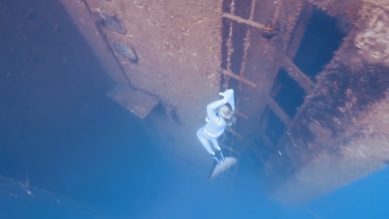 산소통 없이 물 속에서 6분 이상을 견딜 수 있는 조지나 밀러란 여성의 프리다이빙 모습(유튜브 영상 캡처)