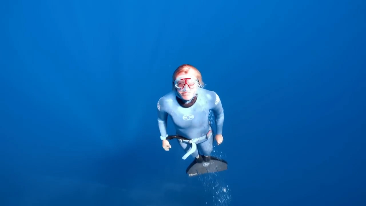 산소통 없이 물 속에서 6분 이상을 견딜 수 있는 조지나 밀러란 여성의 프리다이빙 모습(유튜브 영상 캡처)