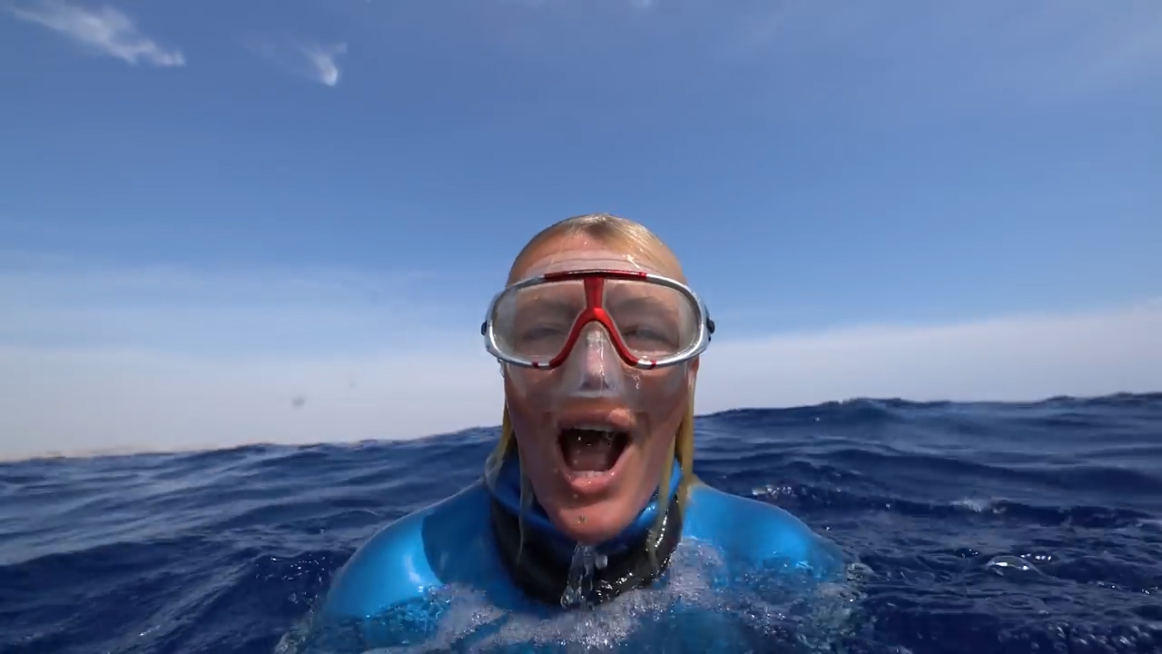 산소통 없이 물 속에서 6분 이상을 견딜 수 있는 조지나 밀러란 여성의 프리다이빙 모습(유튜브 영상 캡처)