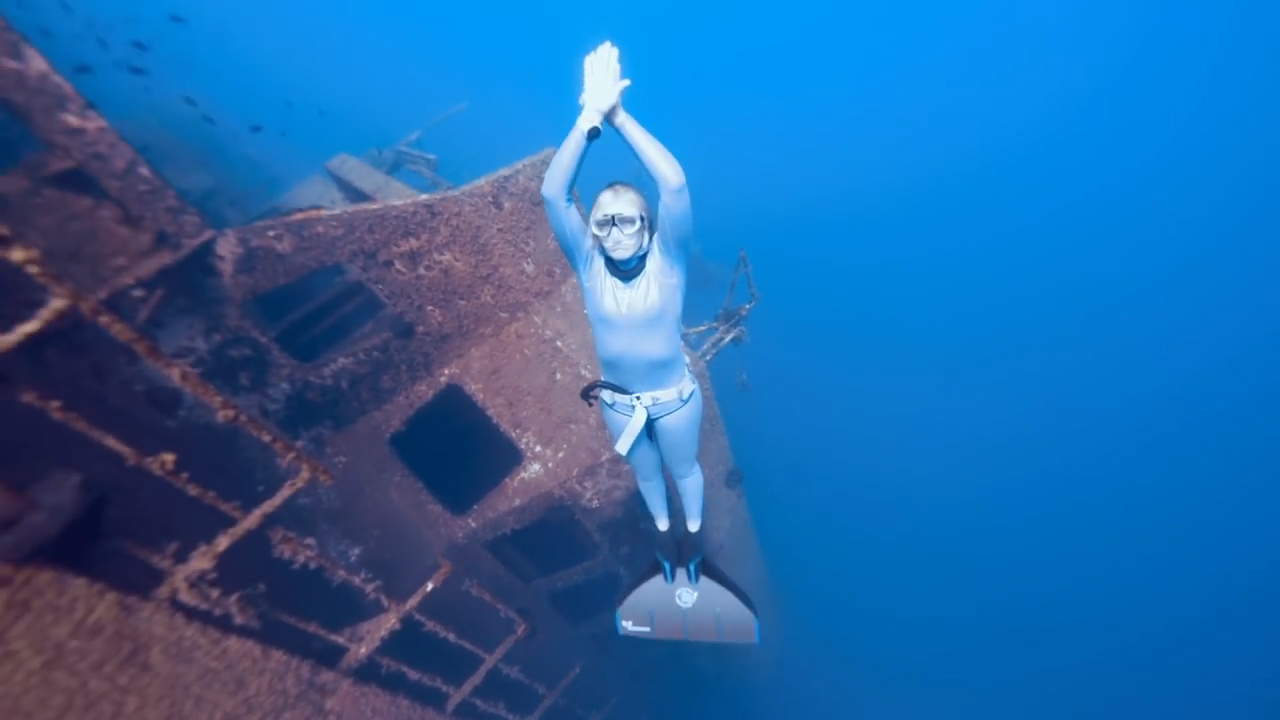 산소통 없이 물 속에서 6분 이상을 견딜 수 있는 조지나 밀러란 여성의 프리다이빙 모습(유튜브 영상 캡처)