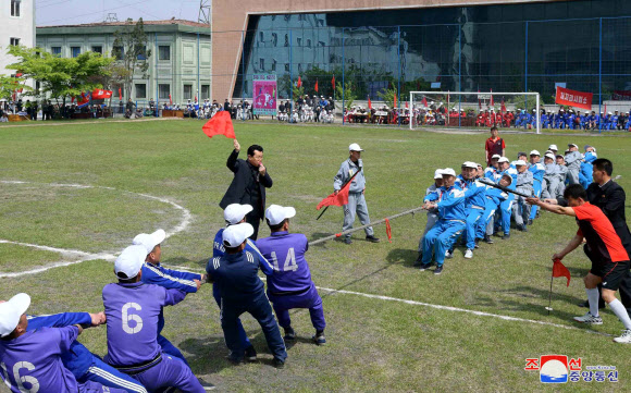 최룡해 상임위원장, 박봉주 국무위 부위원장 등 북한 당과 정부 간부들이 지난 1일 제129주년 노동절을 맞아 각지 연합기업소를 방문해 노동자들과 노동절을 축하했다고 조선중앙통신이 2일 보도했다. 2019.5.2  연합뉴스