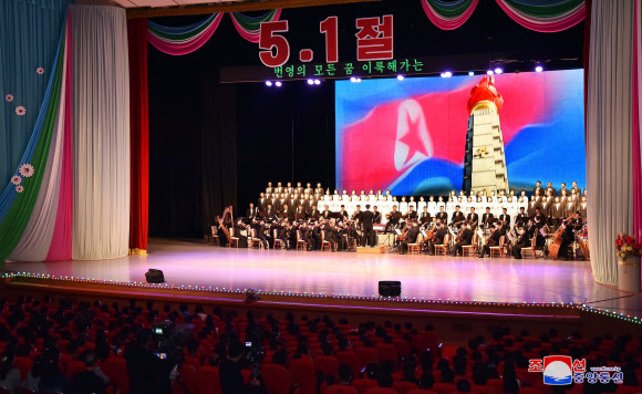 지난 1일 북한 각지에서 제129주년 노동절을 맞아 당과 정부 간부들이 노동자들과 기념행사를 가졌다고 조선중앙통신이 2일 보도했다. 2019.5.2  연합뉴스