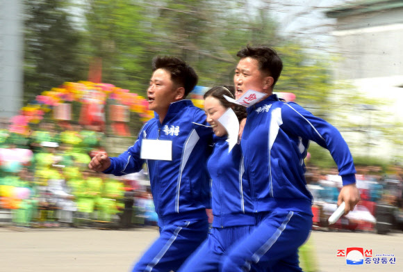 지난 1일 북한 각지에서 제129주년 노동절을 맞아 당과 정부 간부들이 노동자들과 기념행사를 가졌다고 조선중앙통신이 2일 보도했다. 2019.5.2 연합뉴스