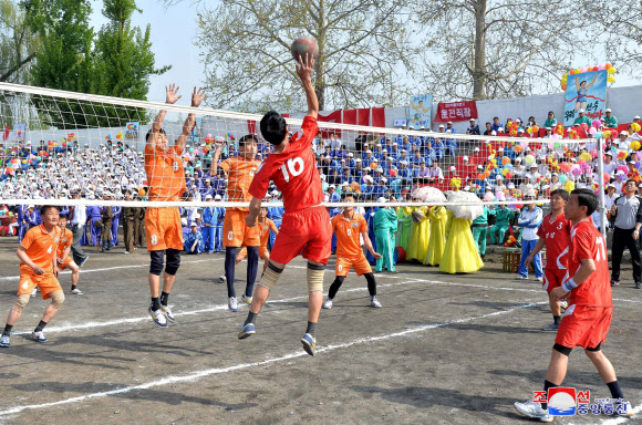 지난 1일 북한 각지에서 제129주년 노동절을 맞아 당과 정부 간부들이 노동자들과 기념행사를 가졌다고 조선중앙통신이 2일 보도했다. 2019.5.2  연합뉴스