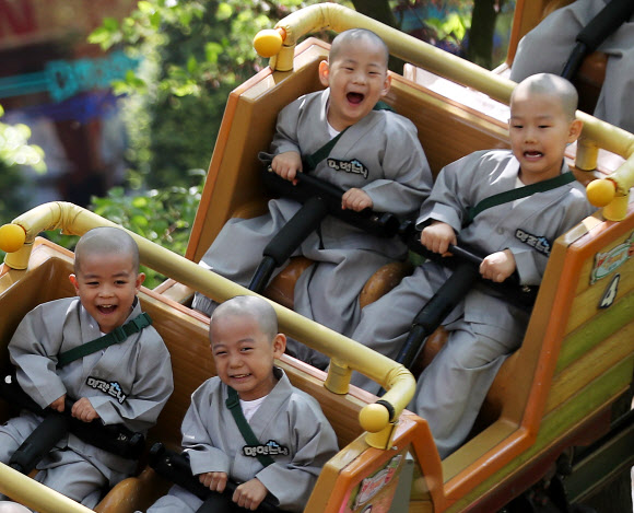 석가탄신일을 열흘 앞둔 2일 오전 경기도 용인시 에버랜드를 찾은 조계사 단기 출가 동자승들이 놀이기구를 타며 즐거워하고 있다. 2019.5.2  연합뉴스