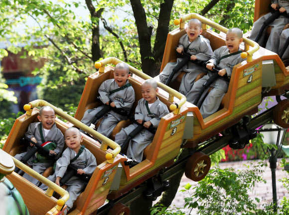 석가탄신일을 열흘 앞둔 2일 오전 경기도 용인시 에버랜드를 찾은 조계사 단기 출가 동자승들이 놀이기구를 타며 즐거워하고 있다. 2019.5.2  연합뉴스