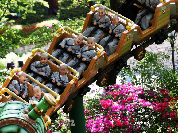 석가탄신일을 열흘 앞둔 2일 오전 경기도 용인시 에버랜드를 찾은 조계사 단기 출가 동자승들이 놀이기구를 타며 즐거워하고 있다. 2019.5.2  연합뉴스