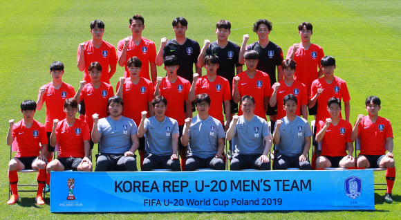 2019 국제축구연맹(FIFA) 20세 이하(U-20) 월드컵에 출전하는 남자 축구대표팀 정정용 감독(앞줄 가운데)과 선수, 코칭스태프가 2일 오후 경기도 파주 축구 국가대표 트레이닝센터(NFC)에서 열린 미디어 데이 행사에 참가해 단체 사진을 찍고 있다. 공격수 정우영(뮌헨)과 미드필더 김정민(리퍼링), 수비수 김현우(디나모 자그레브)은 폴란드 현지에서 대표팀에 합류한다. 대표팀은 25일 오후 10시 30분 폴란드 비엘스코-비아와에서 포르투갈과 조별리그 첫 경기를 치른다. 이후 티히로 옮겨 29일 오전 3시 30분 남아프리카공화국과 2차전을, 6월 1일 오전 3시 30분에는 같은 장소에서 아르헨티나와 3차전을 벌인다. 2019.5.2  연합뉴스