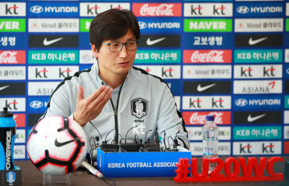 2019 국제축구연맹(FIFA) 20세 이하(U-20) 월드컵에 출전하는 남자 축구대표팀 정정용 감독이 2일 오후 경기도 파주 축구 국가대표 트레이닝센터(NFC)에서 열린 미디어 데이 행사에 참가해 취재진의 질문에 답하고 있다. 대표팀은 25일 오후 10시 30분 폴란드 비엘스코-비아와에서 포르투갈과 조별리그 첫 경기를 치른다. 이후 티히로 옮겨 29일 오전 3시 30분 남아프리카공화국과 2차전을, 6월 1일 오전 3시 30분에는 같은 장소에서 아르헨티나와 3차전을 벌인다. 2019.5.2  연합뉴스