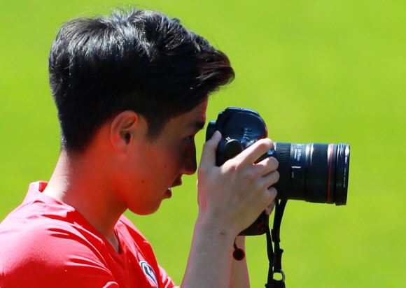 2019 국제축구연맹(FIFA) 20세 이하(U-20) 월드컵에 출전하는 남자 축구대표팀 이강인(발렌시아)이 2일 오후 경기도 파주 축구 국가대표 트레이닝센터(NFC)에서 열린 미디어 데이 행사에 참가해 단체 사진 촬영을 마친 뒤 축구협회 관계자의 카메라를 들어 동료들을 촬영하고 있다. 대표팀은 25일 오후 10시 30분 폴란드 비엘스코-비아와에서 포르투갈과 조별리그 첫 경기를 치른다. 이후 티히로 옮겨 29일 오전 3시 30분 남아프리카공화국과 2차전을, 6월 1일 오전 3시 30분에는 같은 장소에서 아르헨티나와 3차전을 벌인다. 2019.5.2  연합뉴스