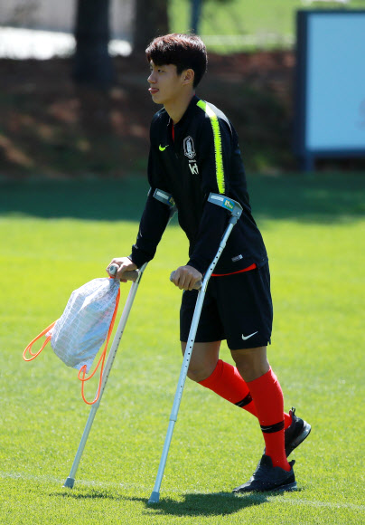 2019 국제축구연맹(FIFA) 20세 이하(U-20) 월드컵에 출전하는 남자 축구대표팀 전세진(수원 삼성)이 2일 오후 경기도 파주 축구 국가대표 트레이닝센터(NFC)에서 열린 미디어 데이 행사에 참가해 목발을 짚은 채 단체 사진 촬영을 위해 이동하고 있다. 2019.5.2  연합뉴스