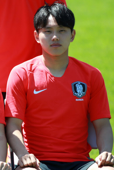 2019 국제축구연맹(FIFA) 20세 이하(U-20) 월드컵에 출전하는 남자 축구대표팀 조영욱(FC 서울)이 2일 오후 경기도 파주 축구 국가대표 트레이닝센터(NFC)에서 열린 미디어 데이 행사에 참가해 단체 사진을 찍고 있다. 2019.5.2  연합뉴스