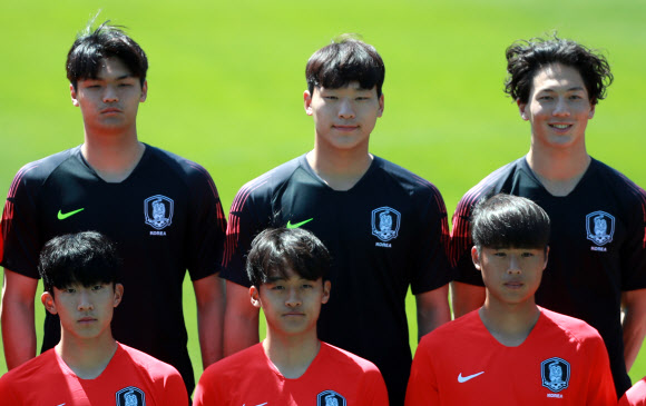 2019 국제축구연맹(FIFA) 20세 이하(U-20) 월드컵에 출전하는 남자 축구대표팀 골키퍼 박지민(뒷줄 왼쪽부터), 이광연, 최민수가 2일 오후 경기도 파주 축구 국가대표 트레이닝센터(NFC)에서 열린 미디어 데이 행사에 참가해 단체 사진을 찍고 있다. 2019.5.2  연합뉴스
