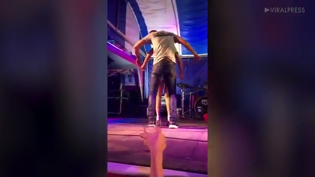 무대 위에서 코요테 댄서들과 춤을 추다 아내에게 발각돼 봉변 당하는 남성 모습(유튜브 영상 캡처)