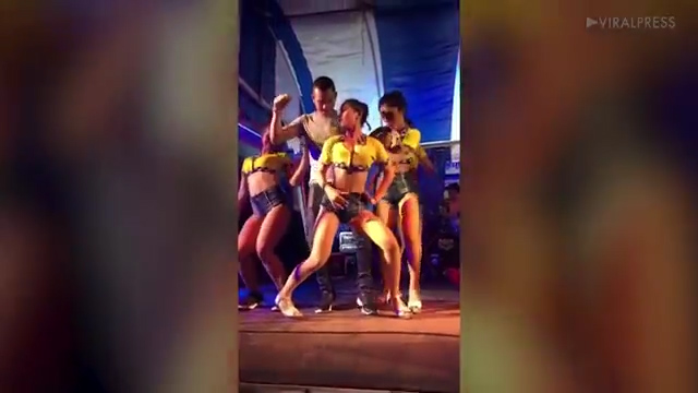 무대 위에서 코요테 댄서들과 춤을 추다 아내에게 발각돼 봉변 당하는 남성 모습(유튜브 영상 캡처)