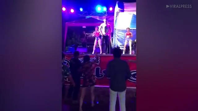 무대 위에서 코요테 댄서들과 춤을 추다 아내에게 발각돼 봉변 당하는 남성 모습(유튜브 영상 캡처)