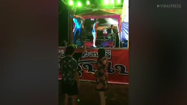 무대 위에서 코요테 댄서들과 춤을 추다 아내에게 발각돼 봉변 당하는 남성 모습(유튜브 영상 캡처)