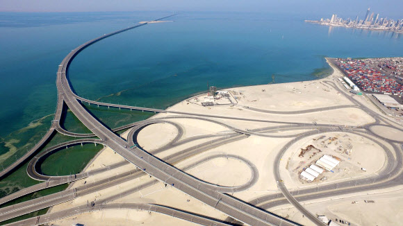 현대건설은 지난 1일(현지시간) 쿠웨이트만 바다 위 인공섬에서 걸프만 바닷길 36.1㎞(광화문~수원까지의 거리)를 가로지르는 초대형 교량 공사인 쿠웨이트 셰이크 자베르 코즈웨이 해상 교량 준공식을 진행했다고 밝혔다. 사진은 하늘에서 바라본 해상 교량의 모습. 현대건설 제공