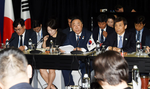 한·중·일 재무장관회의 참석한 홍남기·이주열 