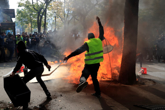 노란 조끼 시위대가 노동절인 1일(현지시간) 프랑스 파리에서 불을 지르고 있다. 2019.5.2. 로이터 연합뉴스