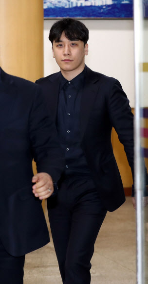 빅뱅 전 멤버 승리가 3일 오전 서울 강남 클럽 버닝썬의 자금 횡령 의혹과 관련해 조사를 받고 서울지방경찰청 지능범죄수사대를 나서고 있다. 2019.5.3  연합뉴스